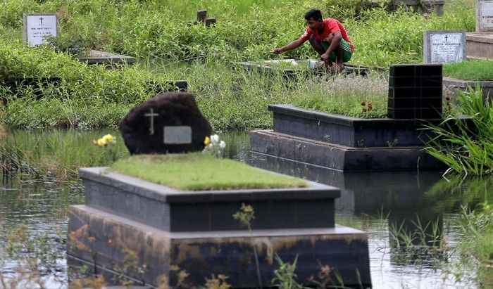 Bocah mancing di kuburan