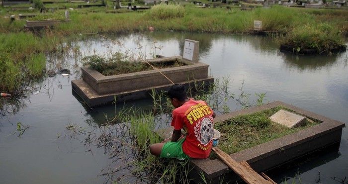 Bocah mancing di kuburan