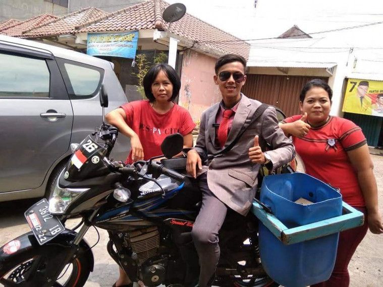 pedagang tahu dikelilingi tante-tante