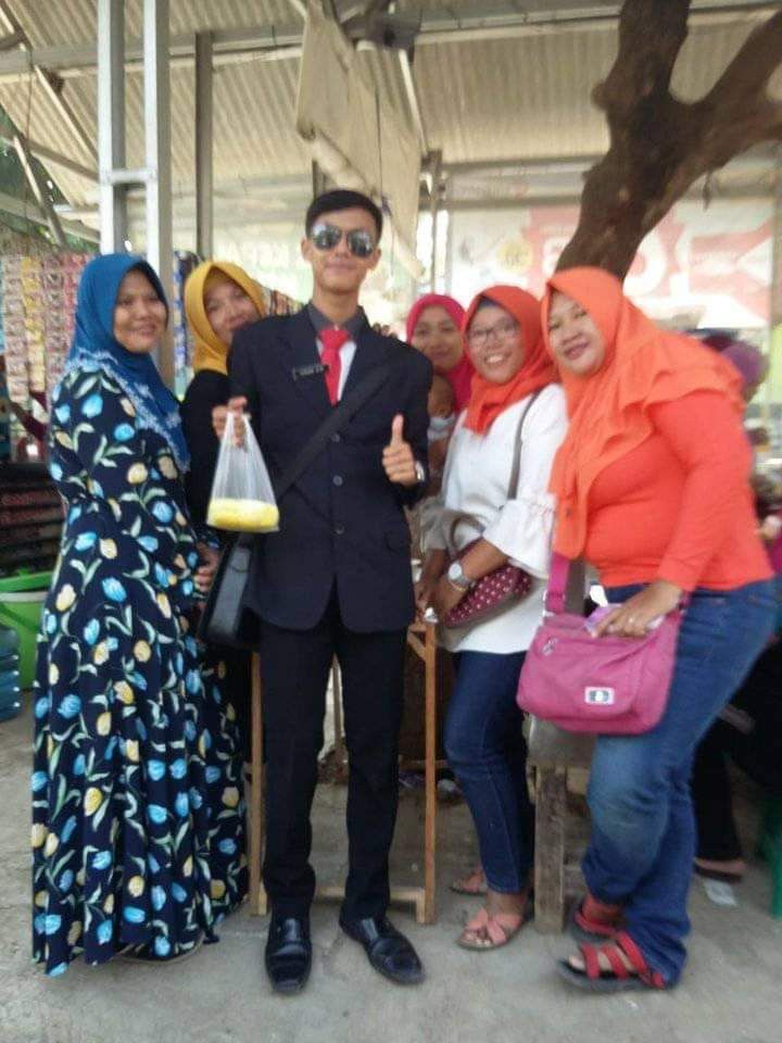 pedagang tahu dikelilingi tante-tante