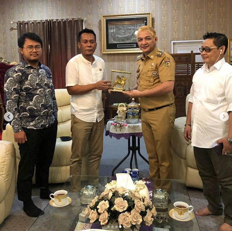 Rambut pirang Pasha Ungu