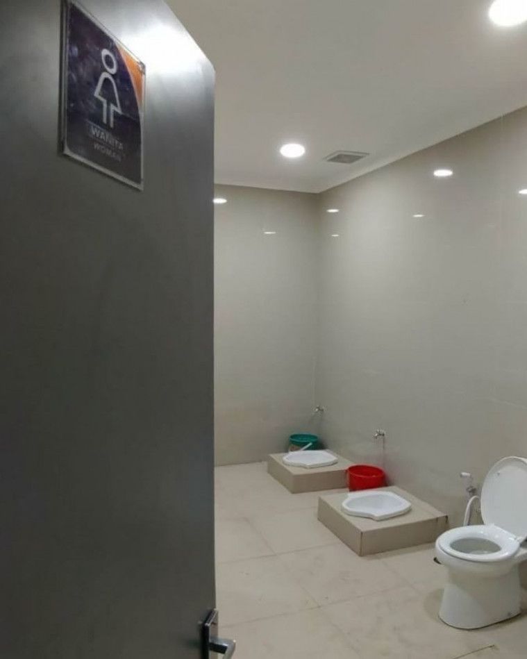 Desain toilet ngawur