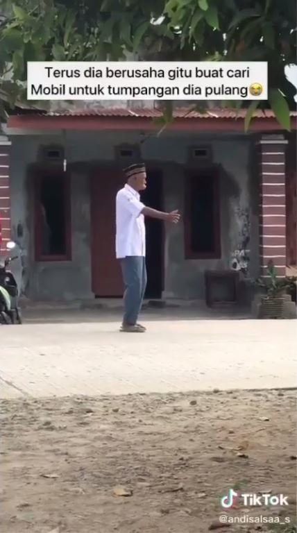 Kakek pakai seragam SMA saat salat idul adha
