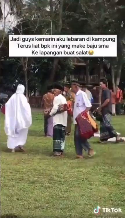 Kakek pakai seragam SMA saat salat idul adha