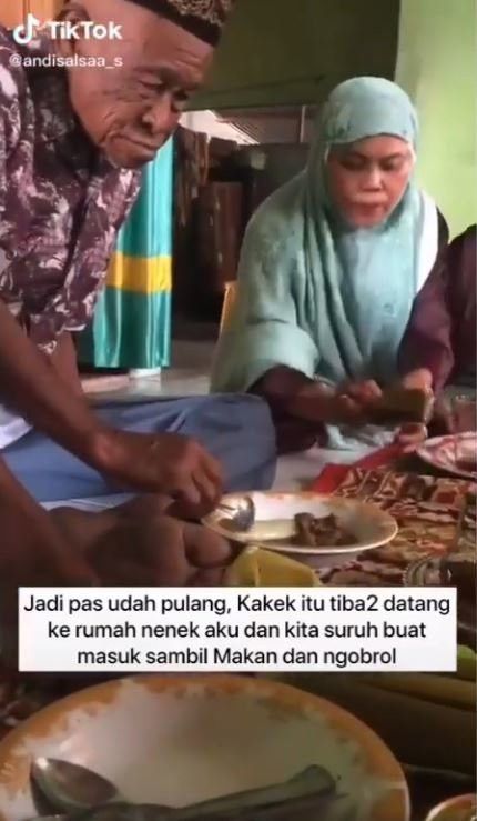 Kakek pakai seragam SMA saat salat idul adha