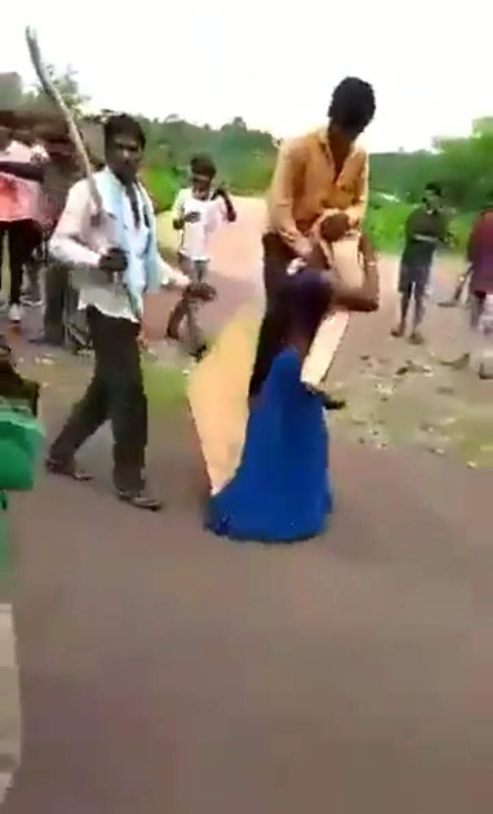 Tangkapan layar ketika istri dihukum gendong suami karena dicurigai berselingkuh