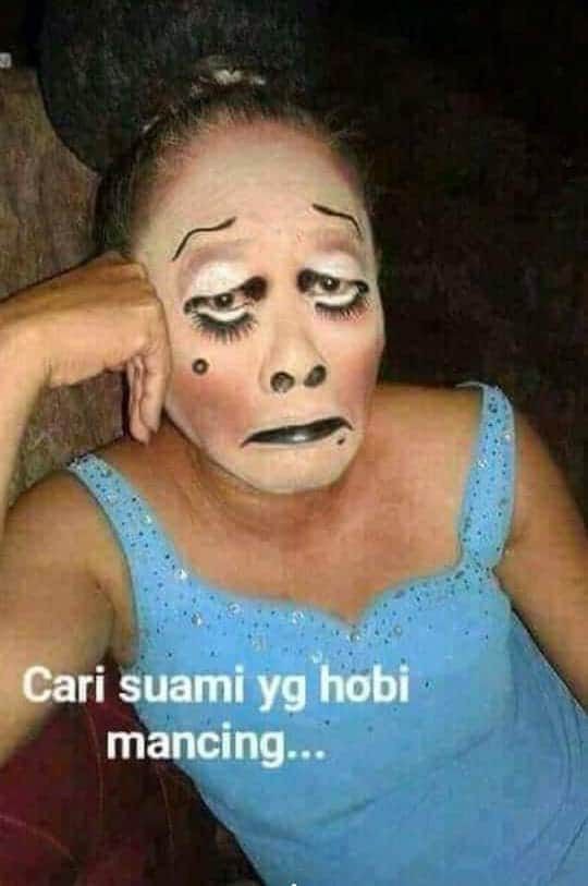 Pose nyeleneh para wanita yang terlalu absurd