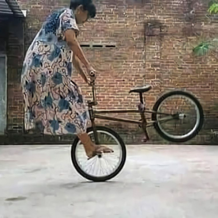 Pose nyeleneh para wanita yang terlalu absurd