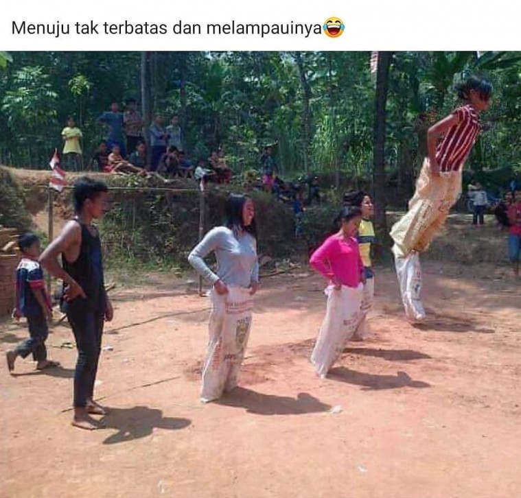 Pose nyeleneh para wanita yang terlalu absurd