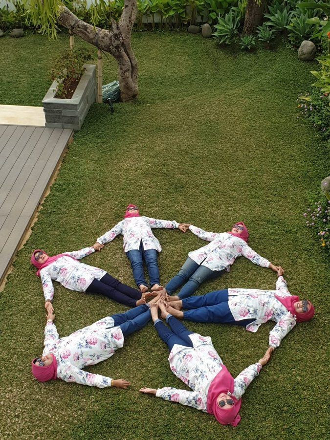 Pose nyeleneh para wanita yang terlalu absurd