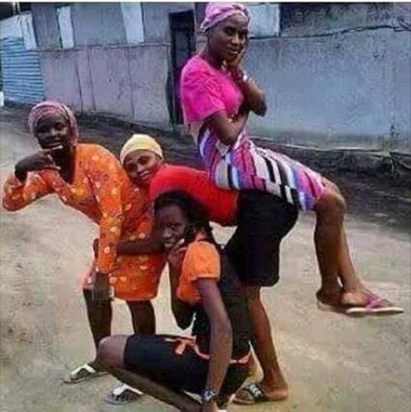 Pose nyeleneh para wanita yang terlalu absurd