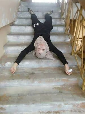 Pose nyeleneh para wanita yang terlalu absurd