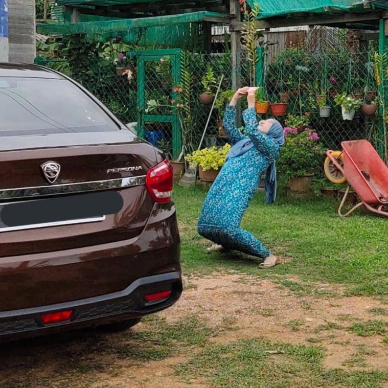 Pose nyeleneh para wanita yang terlalu absurd
