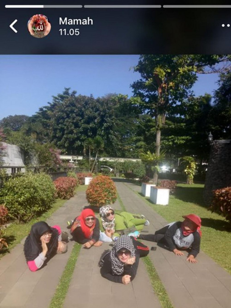 Pose nyeleneh para wanita yang terlalu absurd