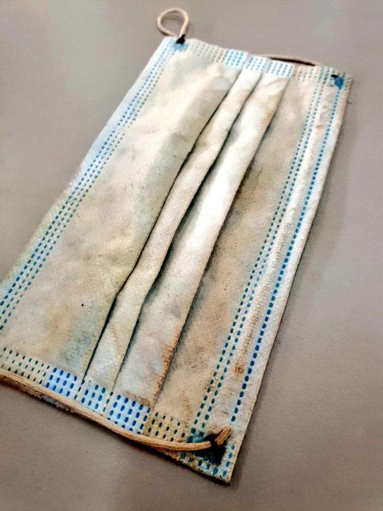 Seorang guru membagikan cerita bahwa anak didiknya memaki masker bekas yang dijahit ulang
