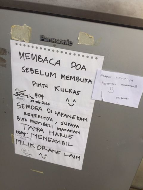 ilustrasi peringatan lucu di pintu kulkas