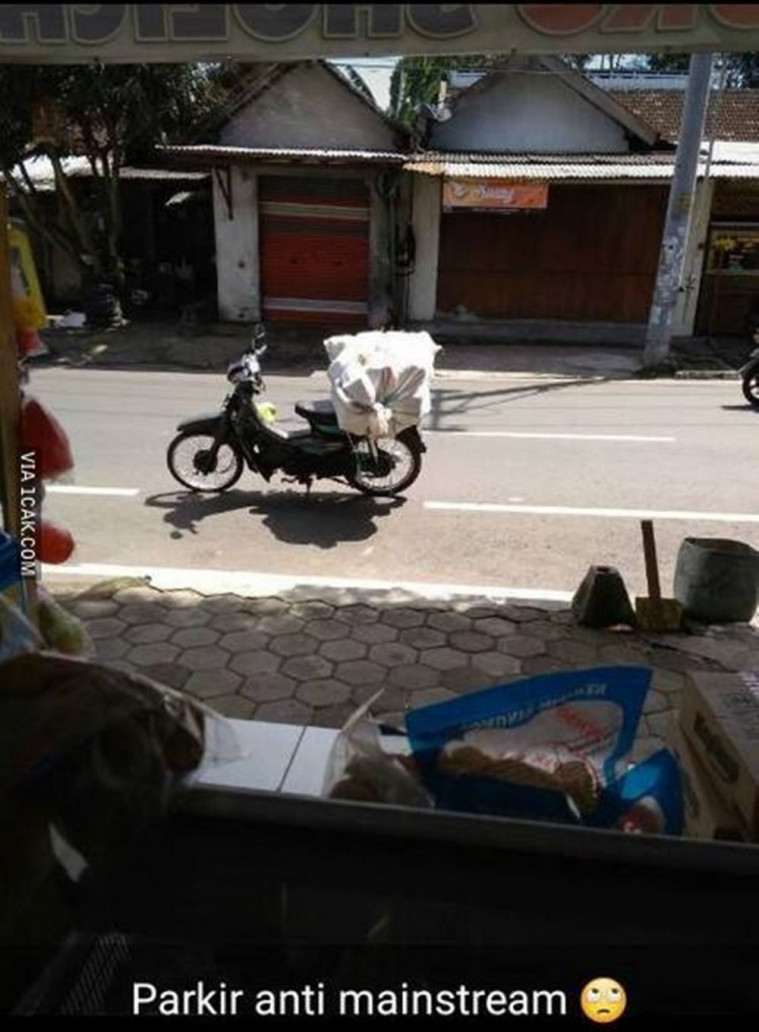 Potret kocak kendaraan parkir