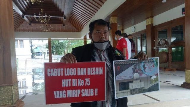 Spanduk HUT-RI dianggap mirip salib