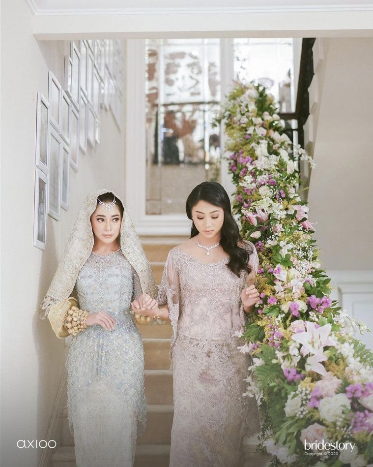 Nikita Willy dalam balutan baju Minang