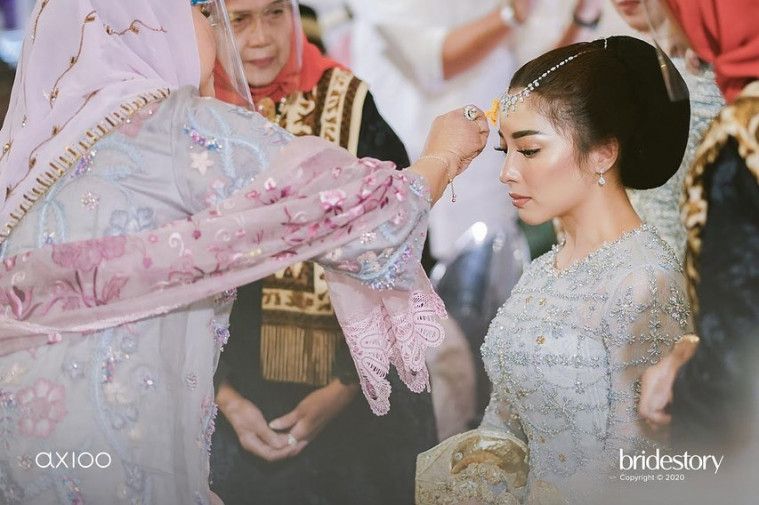 Nikita Willy dalam balutan baju Minang