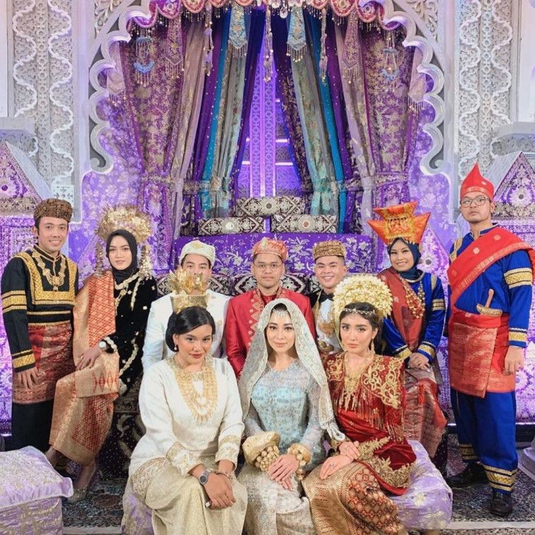 Nikita Willy dalam balutan baju Minang