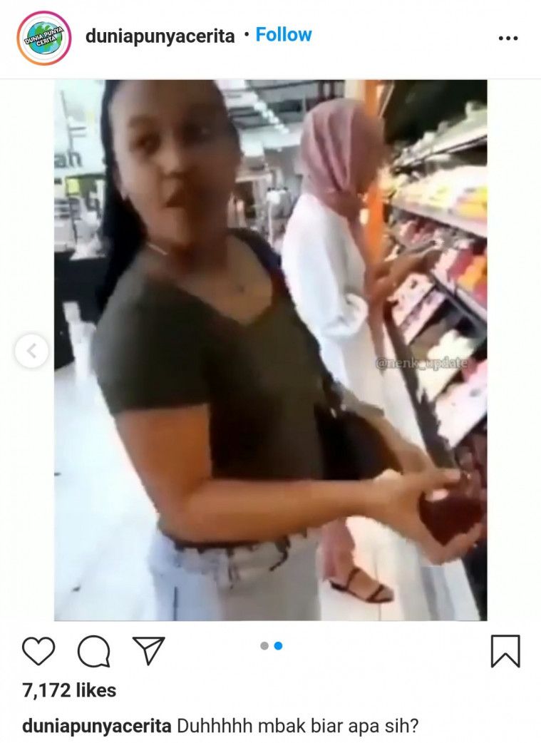 Perempuan Gigit Apel di Supermarket