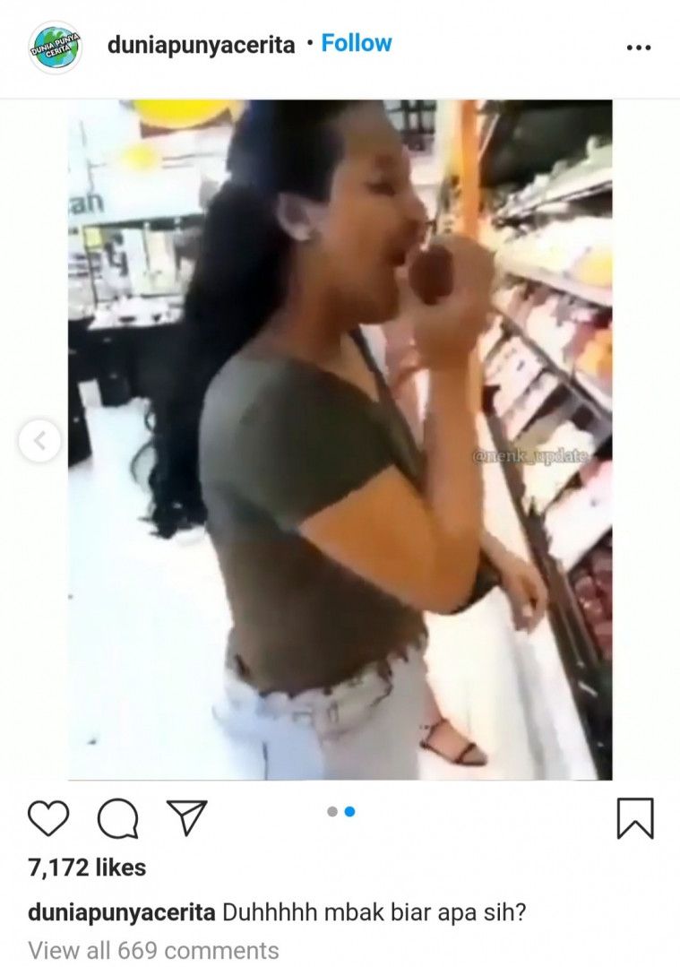 Perempuan Gigit Apel di Supermarket