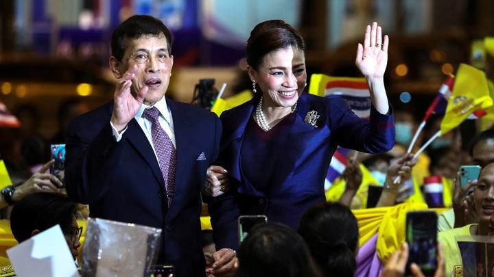 Raja dan Ratu Thailand Resmikan Kereta MRT Bangkok