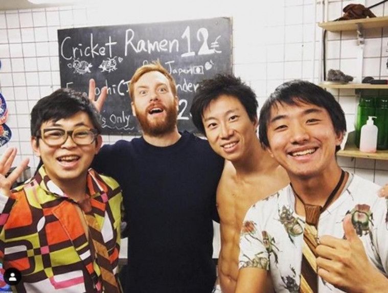 Shinohara (paling kanan) bersama kawan-kawannya
