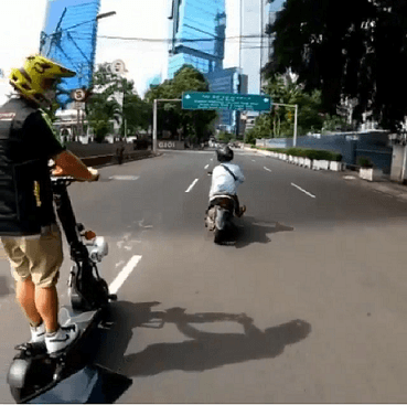 Tangkapan layar pemotor yang gagal saat hendak jambret ponsel