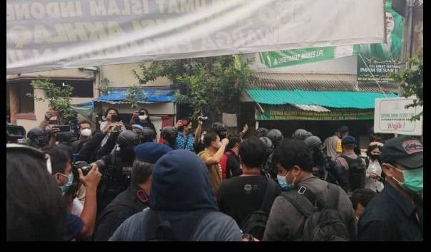 Dua bapak ini tetap main catur dikala penggrebekan markas FPI oleh Aparat Gabungan