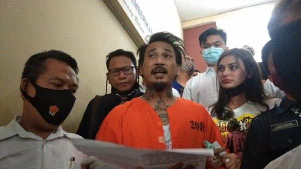 Jerinx SID dengan baju tahanan
