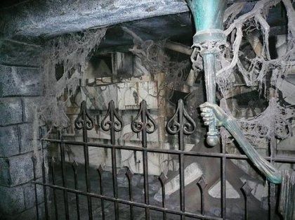 Disneyland taman hiburan impian penggemar Disney