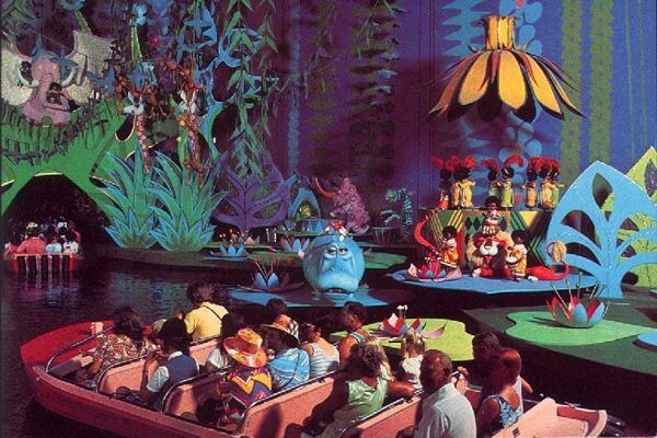 Disneyland taman hiburan impian penggemar Disney