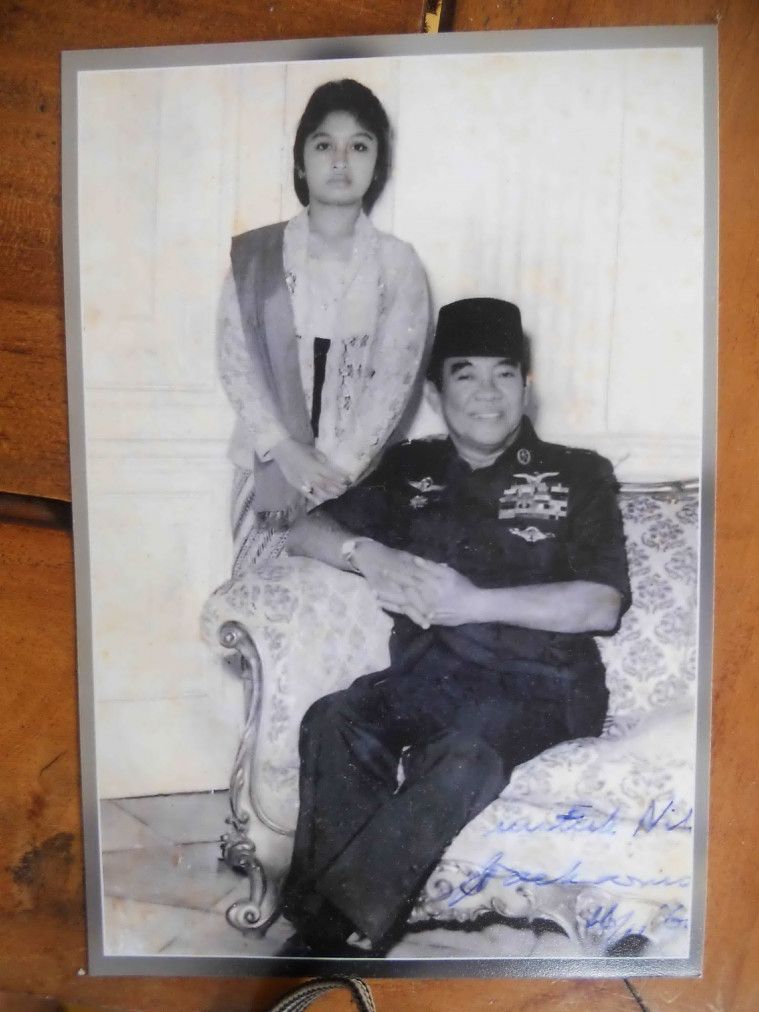 Potret Bung Karno dan Ni Luh Putu Sugianitri