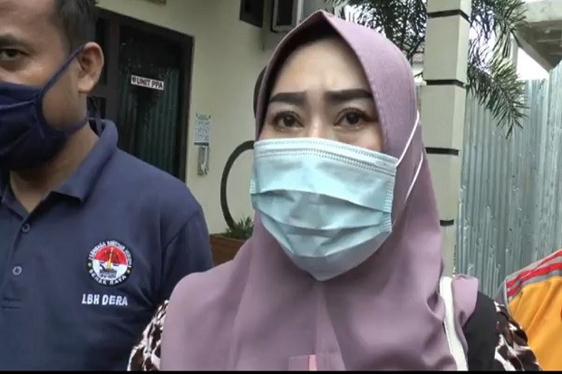 (kiri) Sumiyatun bersama anggota kepolisian (kanan) Ayu anak yang melaporkan ibunya karena kasus perselingkuhan