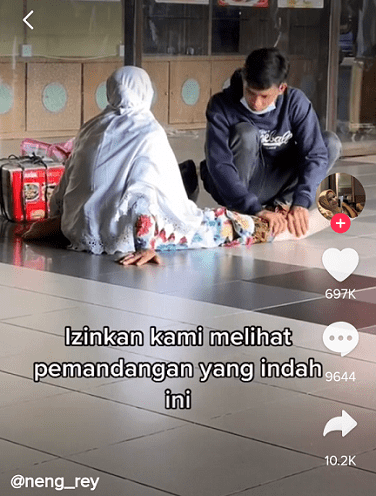 Ilustrasi kasih sayang anak terhadap ibu