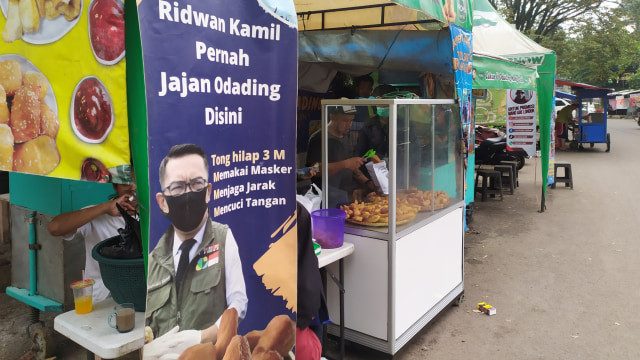 Tampilan depan Warung Odading Mang Oleh