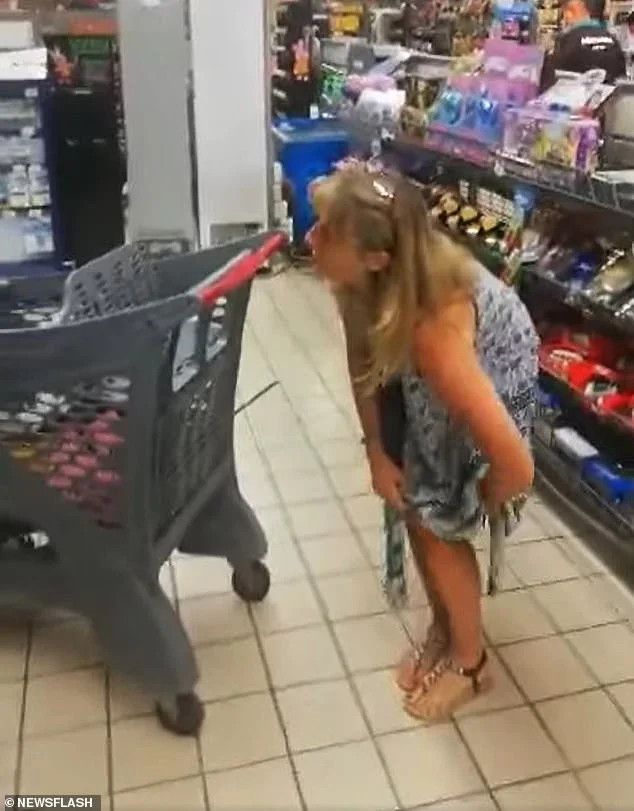 Wanita Lepas CD di Supermarket dan dijadikan masker
