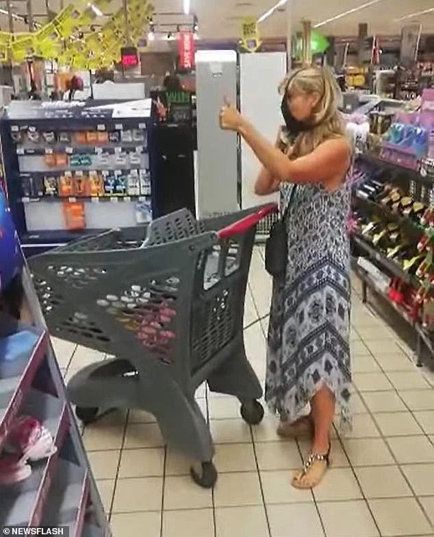 Wanita Lepas CD di Supermarket dan dijadikan masker