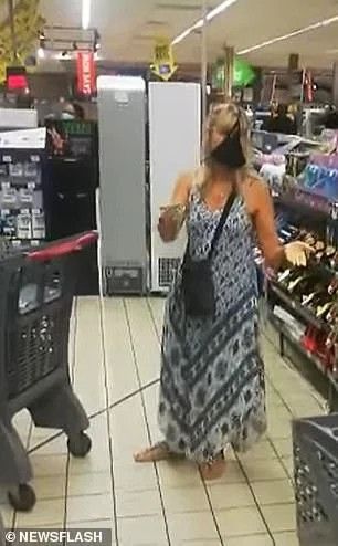 Wanita Lepas CD di Supermarket dan dijadikan masker