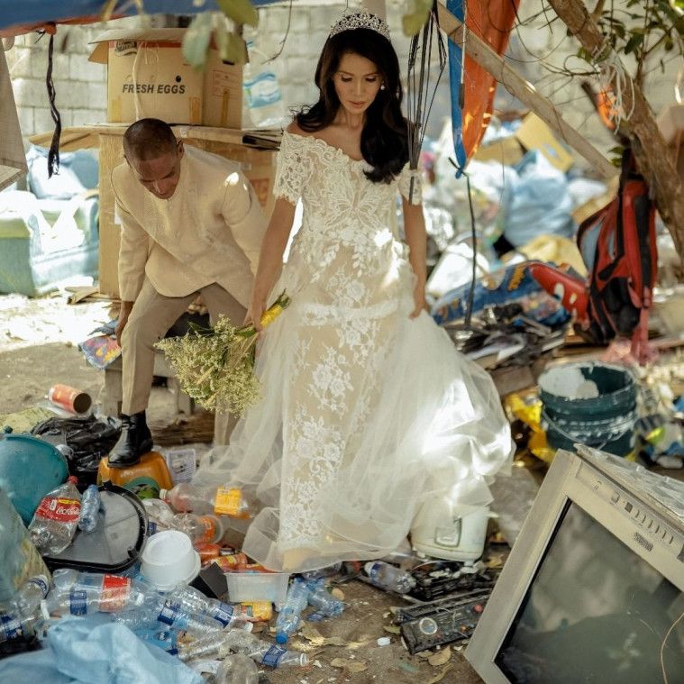 Foto poswedding di tumpukan sampah
