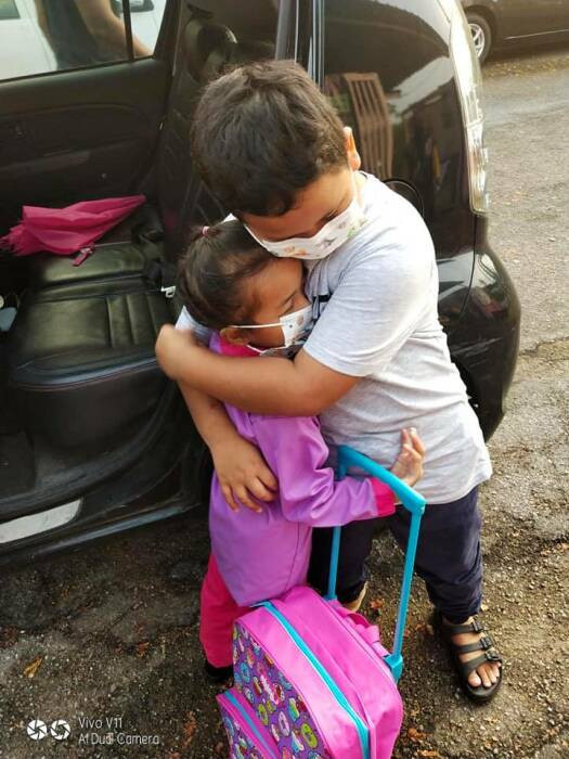 Berpelukan sebelum ditinggal adik sekolah