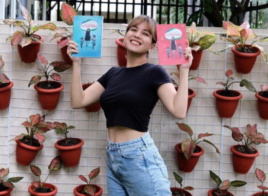 Tya memamerkna buku dietnya