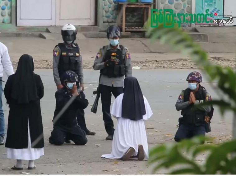 Suster Ann Roza berlutut dan memohon di depan polisi