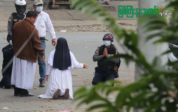 Suster Ann Roza berlutut dan memohon di depan polisi
