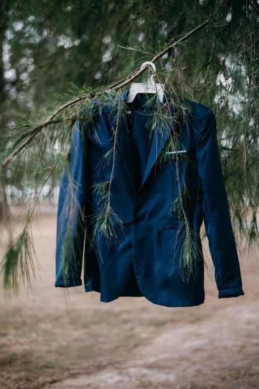 Jas mempelai pengantin pria yang tergantung di rating pohon, diduga seharunya dikenakan calon suami Jannah.