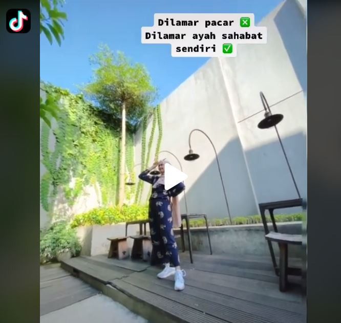 Kisah viral seorang wanit dilamar sahabat ayahnya sendiri.