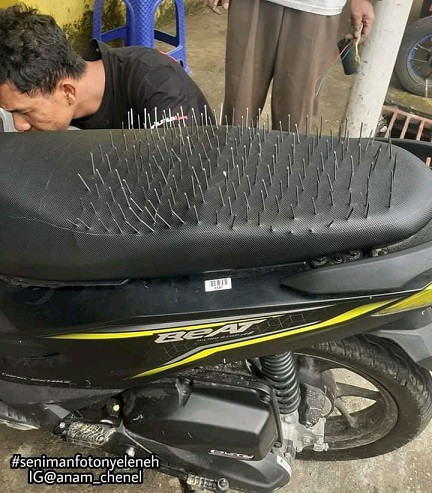 Pasang paku di jok motor belakang karena kekasih cemburuan