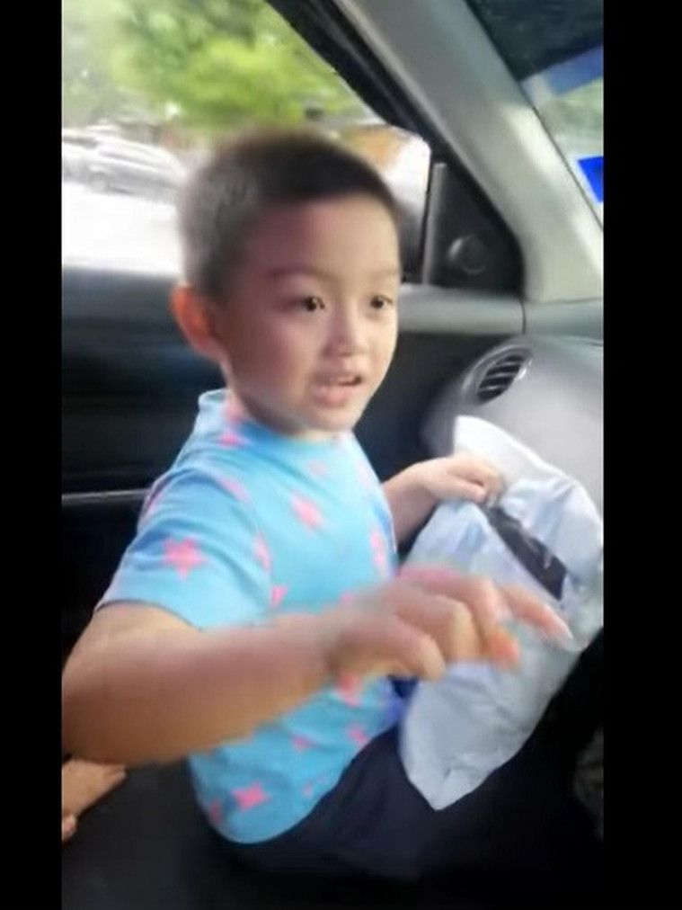 Ilustrasi gambar anak sedang bermain gadget
